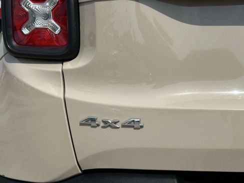 Used 2015 Jeep Renegade Latitude AWD/4WD image 41