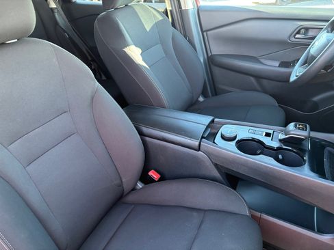 Used 2025 Nissan Rogue S image 14