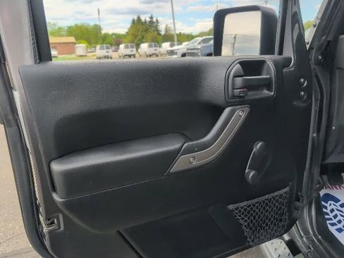 Used 2017 Jeep Wrangler Sport w/ Mopar Black Appearance Group AWD/4WD image 17