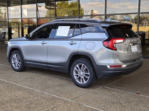 Used 2024 GMC Terrain SLT image 4