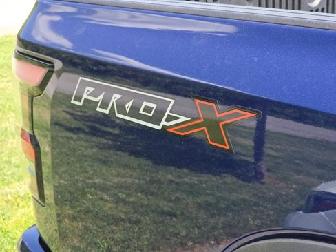 Used 2022 Nissan Frontier Pro-X image 2