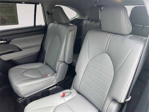 Used 2022 Toyota Highlander XLE image 13