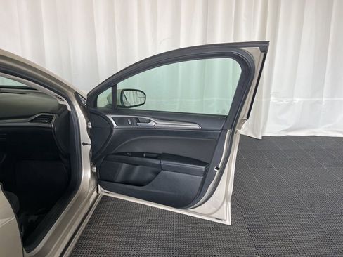Used 2017 Ford Fusion SE FWD image 20