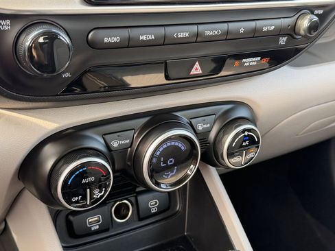 Used 2025 Hyundai Venue SEL FWD image 19