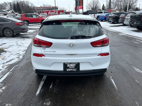 Used 2019 Hyundai Elantra GT image 4