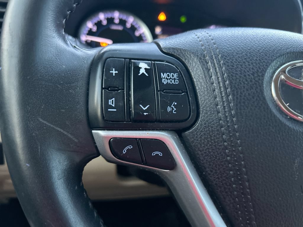 Used 2017 Toyota Highlander Plus FWD image 16