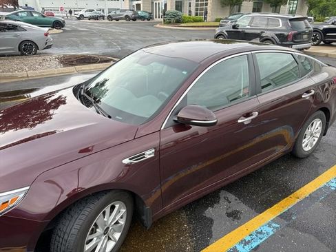 Used 2017 Kia Optima LX w/ Convenience Package FWD image 2