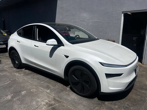 Used 2026 Tesla Model Y 2WD image 1