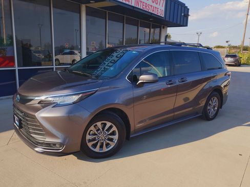 Used 2021 Toyota Sienna LE FWD image 2