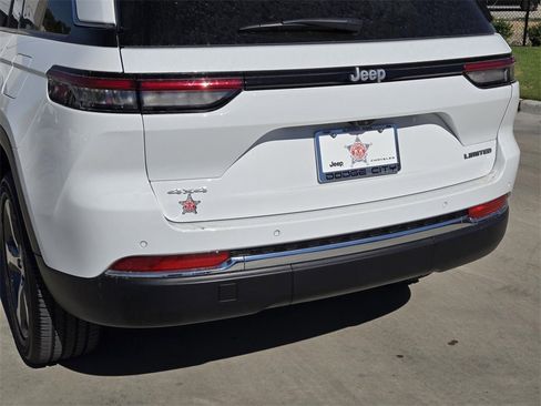 Used 2024 Jeep Grand Cherokee Limited image 10