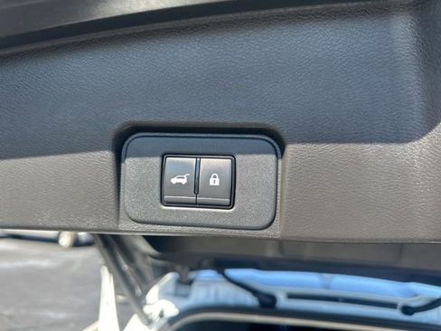 Used 2024 Nissan Rogue SV image 31