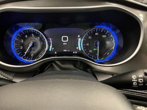 Used 2025 Chrysler Pacifica Select AWD/4WD image 23