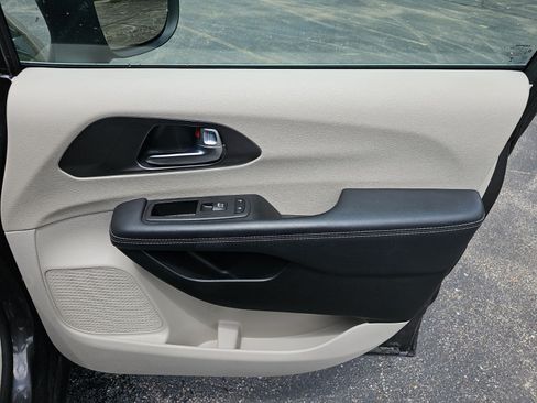 Used 2023 Chrysler Pacifica Touring-L FWD image 14