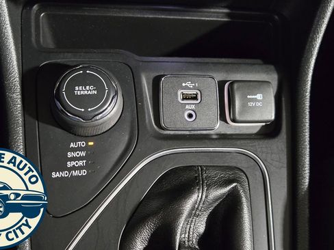 Used 2019 Jeep Cherokee Limited AWD/4WD image 17