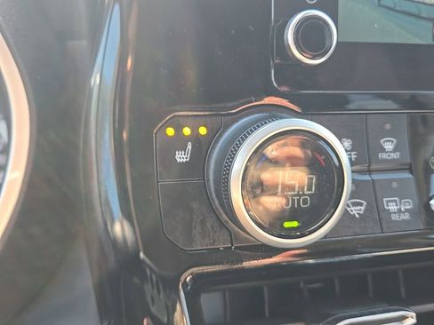 Used 2023 Toyota Highlander XLE image 24