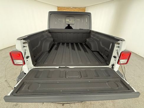 Certified 2022 Jeep Gladiator Overland w/ Popular Equipment Package image 5