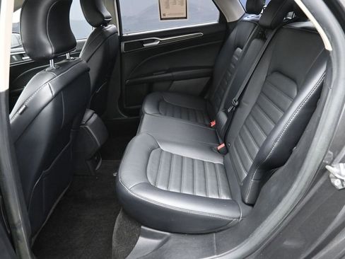 Used 2018 Ford Fusion SE image 1