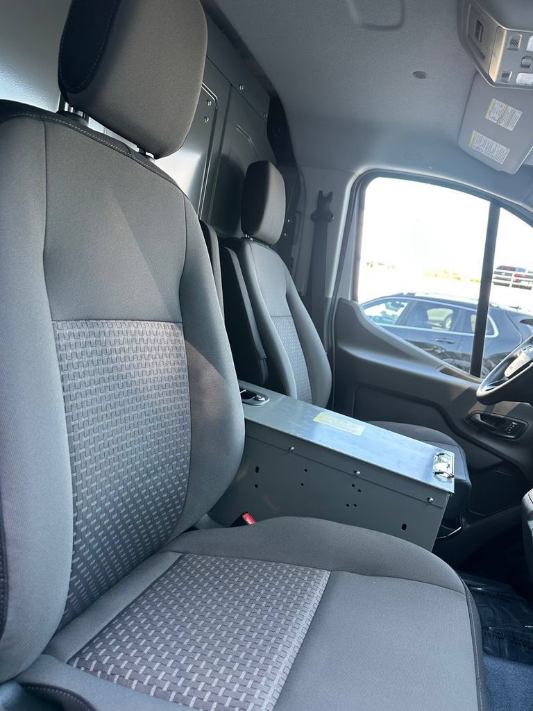Used 2024 Ford E-Transit Low Roof RWD image 28