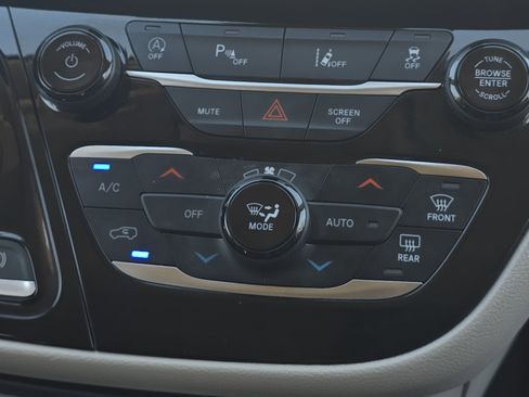 Certified 2024 Chrysler Pacifica Touring-L image 13