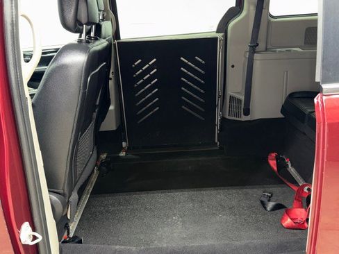 Used 2019 Dodge Grand Caravan SXT image 32