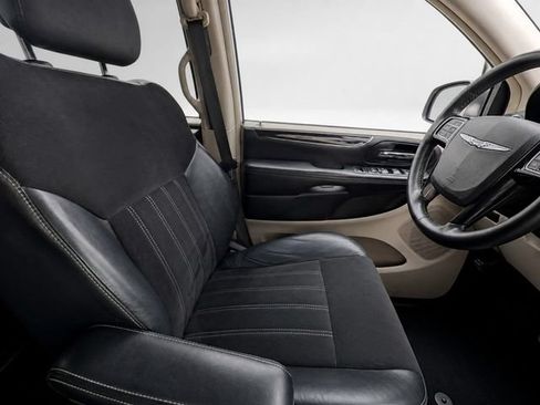Used 2016 Chrysler Town & Country Limited FWD image 10
