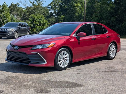 Used 2022 Toyota Camry LE FWD image 5