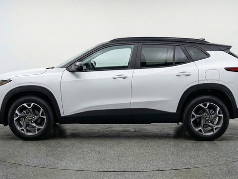 Used 2025 Chevrolet Trax LT w/ LT Convenience Package image 5