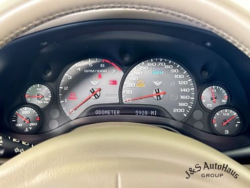 Used 2004 Chevrolet Corvette Coupe w/ Preferred Equipment Group RWD image 15