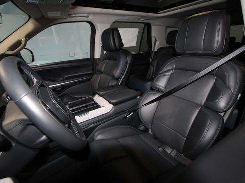 New 2026 Lincoln Navigator Reserve AWD/4WD image 3