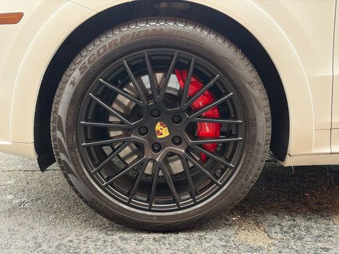 Used 2022 Porsche Cayenne GTS AWD/4WD image 9