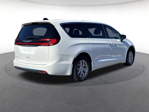 Used 2025 Chrysler Pacifica Select image 5