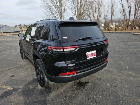 Used 2023 Jeep Grand Cherokee Limited w/ Luxury Tech Group II image 3