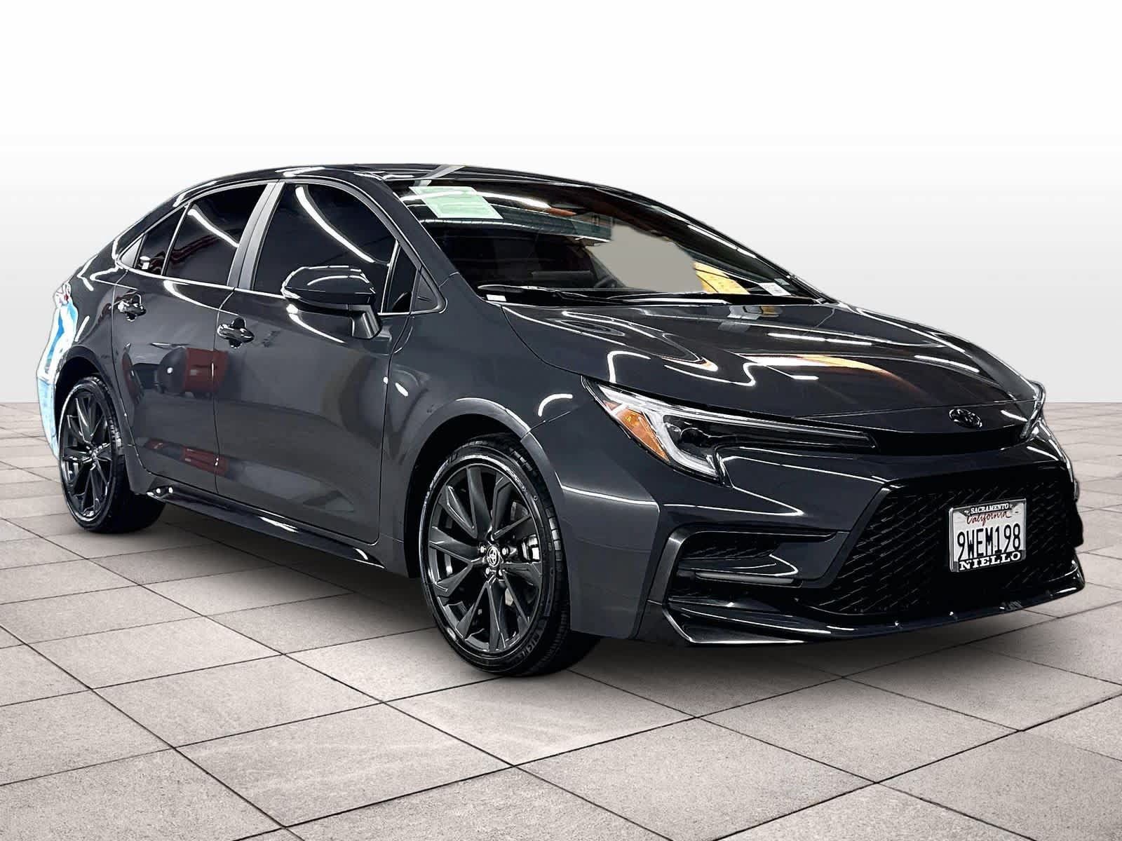 Used 2026 Toyota Corolla SE FWD image 2
