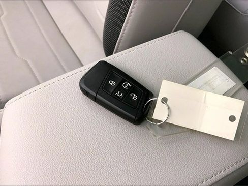 Used 2025 Volkswagen Taos SE image 11