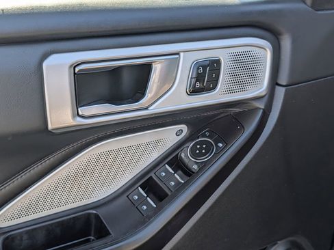 Used 2020 Ford Explorer Platinum w/ Premium Technology Package image 18