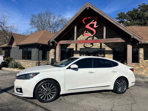 Used 2017 Kia Cadenza Premium image 2