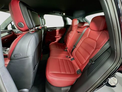 Certified 2025 Porsche Macan AWD/4WD image 23
