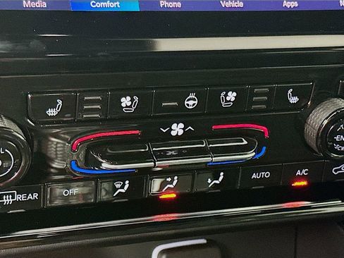 Certified 2025 Jeep Grand Cherokee Overland w/ Luxury Tech Group IV image 32