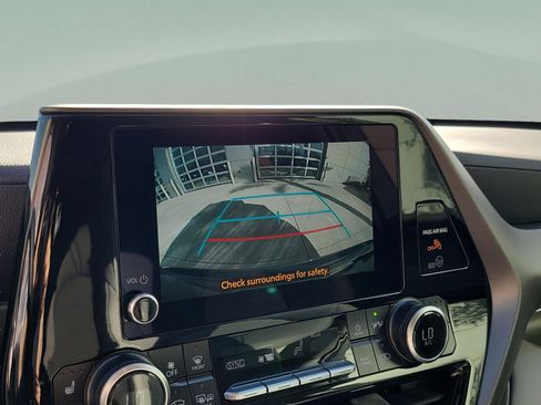 Certified 2025 Toyota Highlander XLE AWD/4WD image 7