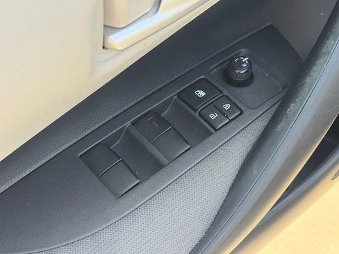 Used 2021 Toyota Corolla LE FWD image 17