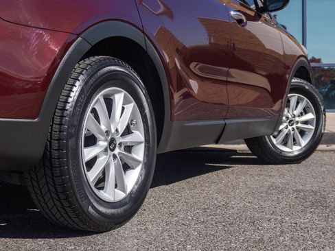 Used 2019 Kia Sorento LX image 11