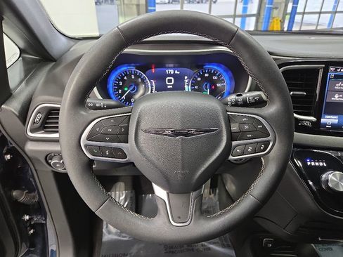 Used 2025 Chrysler Pacifica Select FWD image 12