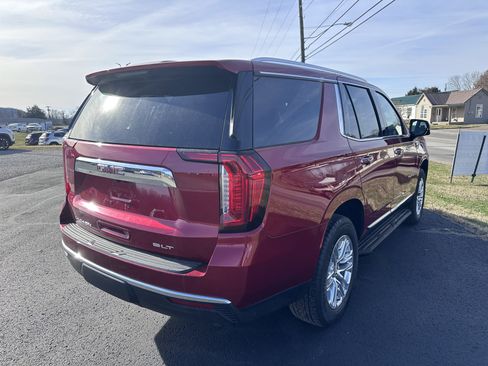 Used 2024 GMC Yukon SLT w/ SLT Luxury Package image 3