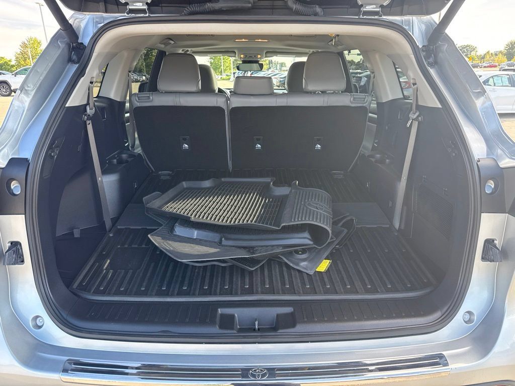 Used 2025 Toyota Highlander XLE AWD/4WD image 21