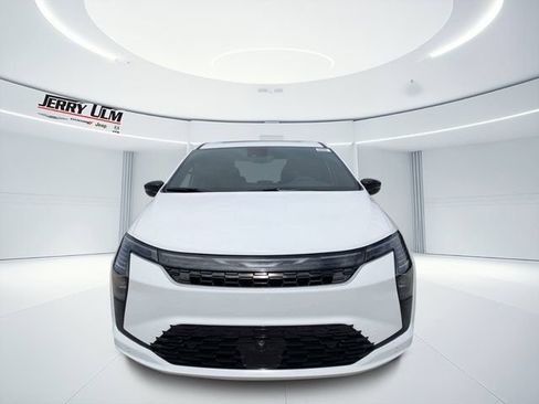New 2027 Chrysler Pacifica Limited FWD image 8