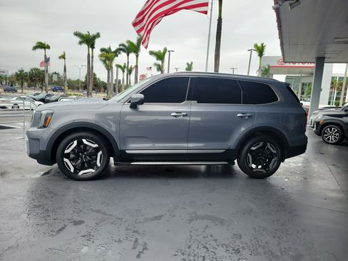 Used 2023 Kia Telluride EX w/ EX Captain's Chair Package image 7