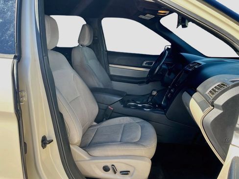 Used 2018 Ford Explorer XLT w/ Equipment Group 201A FWD image 27