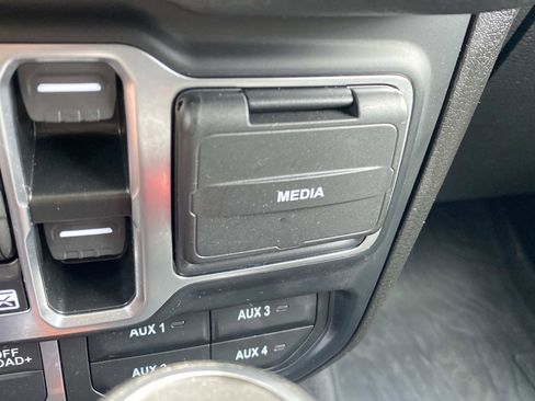 Used 2025 Jeep Wrangler Willys AWD/4WD image 42