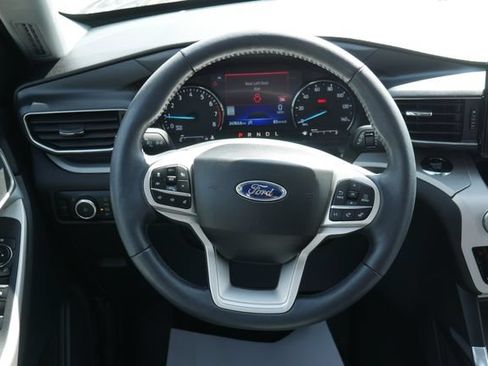 Used 2023 Ford Explorer XLT w/ Equipment Group 202A AWD/4WD image 18