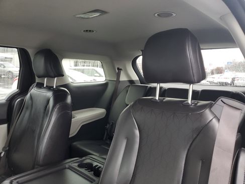 Used 2022 Kia Carnival LX image 9